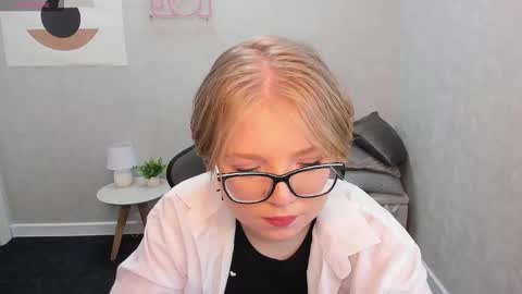 Snapshot of lauraaa_smith chatting on 02/08/26, 09:45 Laura online show from 02/08/26, 09:45