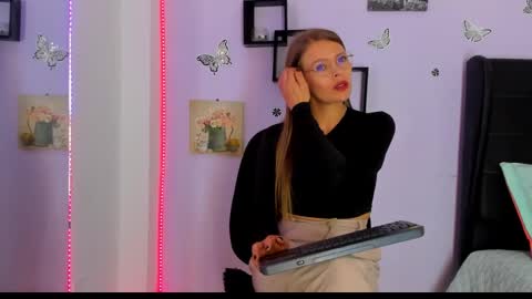 Snapshot of laurablue_ chatting on 01/22/25, 02:15 Laura Blue online show from 01/22/25, 02:15