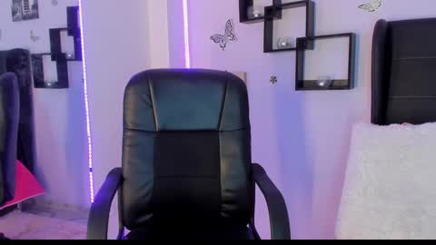 Snapshot of laurablue_ chatting on 02/07/25, 01:58 Laura Blue online show from 02/07/25, 01:58