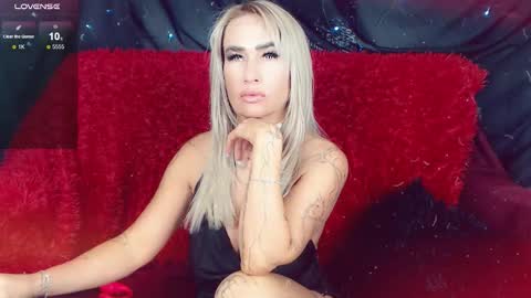 Snapshot of lauracrystall chatting on 12/21/25, 05:20 LauraCrystall online show from 12/21/25, 05:20