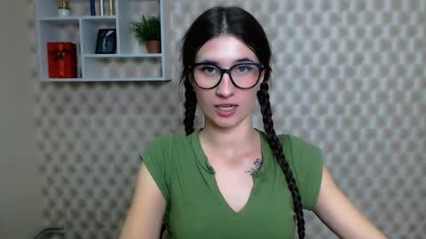 Snapshot of lauradre_ chatting on 11/05/25, 11:43 Laura online show from 11/05/25, 11:43