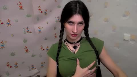 Snapshot of lauradre_ chatting on 11/22/25, 10:03 Laura online show from 11/22/25, 10:03