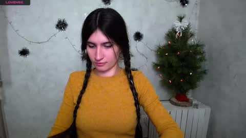 Snapshot of lauradre_ chatting on 12/15/25, 11:03 Laura online show from 12/15/25, 11:03