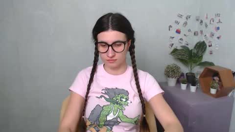 Snapshot of lauradre_ chatting on 01/10/26, 04:14 Laura online show from 01/10/26, 04:14