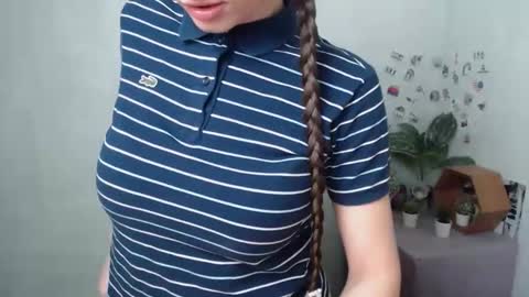 Snapshot of lauradre_ chatting on 03/01/26, 09:00 Laura online show from 03/01/26, 09:00