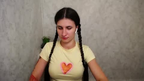 Snapshot of lauradre_ chatting on 06/24/26, 11:53 Laura online show from 06/24/26, 11:53