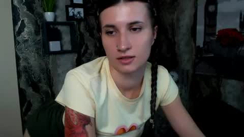Snapshot of lauradre_ chatting on 06/26/26, 05:56 Laura online show from 06/26/26, 05:56