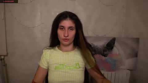 Snapshot of lauradre_ chatting on 07/27/26, 10:44 Laura online show from 07/27/26, 10:44