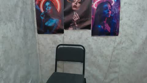 Snapshot of lauradre_ chatting on 08/05/26, 04:37 Laura online show from 08/05/26, 04:37
