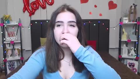 Snapshot of laurahlot chatting on 02/12/25, 06:40 LauraHlot online show from 02/12/25, 06:40