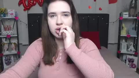 Snapshot of laurahlot chatting on 03/03/25, 06:44 LauraHlot online show from 03/03/25, 06:44
