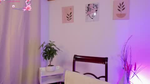 Snapshot of lauraricci_ chatting on 10/01/25, 10:21 Laurita Aries online show from 10/01/25, 10:21