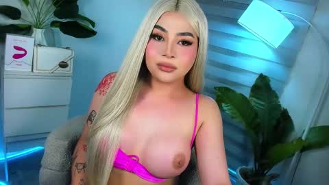 Snapshot of laurasinclair chatting on 01/27/25, 05:36 Your sweet Laura online show from 01/27/25, 05:36