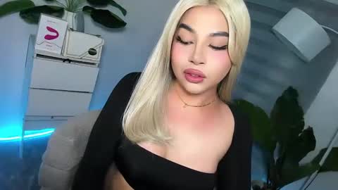 Snapshot of laurasinclair chatting on 03/04/25, 03:15 Your sweet Laura online show from 03/04/25, 03:15