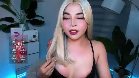 Snapshot of laurasinclair chatting on 03/05/25, 10:55 Your sweet Laura online show from 03/05/25, 10:55