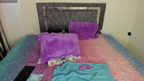 laurasofia01 online show from 04/18/26, 07:58