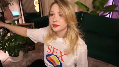  Laura  online show from 04/23/26, 12:40