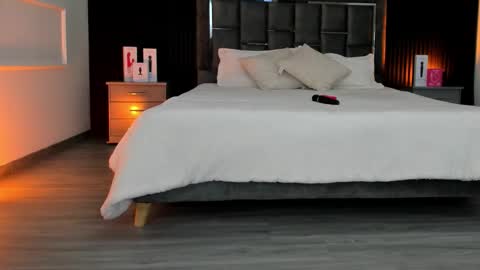 Lauren Weels online show from 11/25/25, 07:36