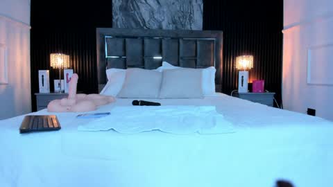 Lauren Weels online show from 04/21/26, 08:12