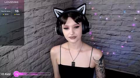 Snapshot of lauren_raquel chatting on 01/11/25, 04:14 Eva online show from 01/11/25, 04:14