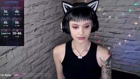 Snapshot of lauren_raquel chatting on 09/21/25, 01:35 Eva online show from 09/21/25, 01:35