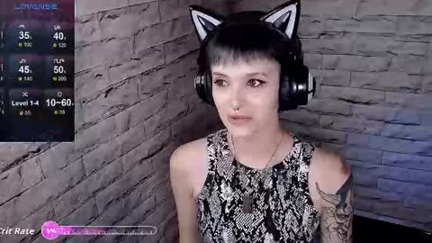 Snapshot of lauren_raquel chatting on 09/22/25, 12:18 Eva online show from 09/22/25, 12:18