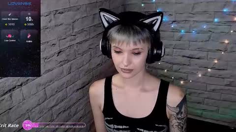 Snapshot of lauren_raquel chatting on 10/17/25, 06:54 Eva online show from 10/17/25, 06:54