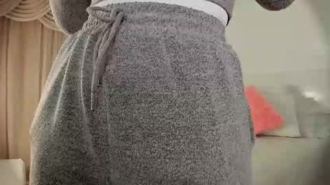 Lauren Saenz online show from 09/17/25, 12:18