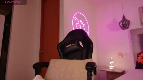 Lauren Saenz online show from 04/18/26, 12:09