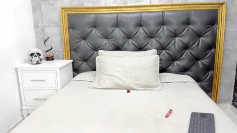 Snapshot of laurensnow1_ chatting on 12/21/24, 06:55 Lauren online show from 12/21/24, 06:55