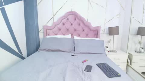 Snapshot of laurensnow1_ chatting on 02/14/25, 04:31 Lauren online show from 02/14/25, 04:31