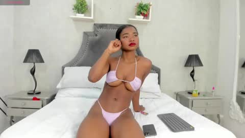 Snapshot of laurensnow1_ chatting on 03/08/25, 04:06 Lauren online show from 03/08/25, 04:06