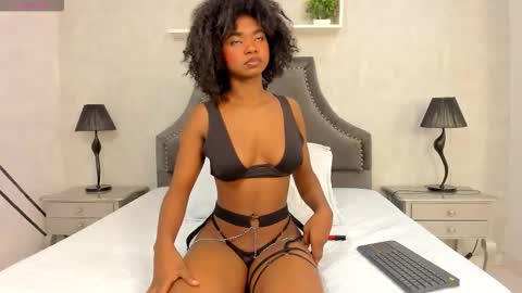 Snapshot of laurensnow1_ chatting on 10/28/25, 02:42 Lauren online show from 10/28/25, 02:42