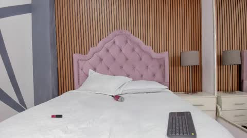 Snapshot of laurensnow1_ chatting on 10/31/25, 01:56 Lauren online show from 10/31/25, 01:56