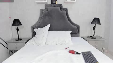 Snapshot of laurensnow1_ chatting on 11/18/25, 03:27 Lauren online show from 11/18/25, 03:27