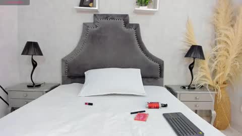 Lauren  online show from 12/18/25, 03:07