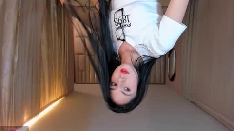 Snapshot of laurentconnor chatting on 10/05/25, 11:46 Lau online show from 10/05/25, 11:46