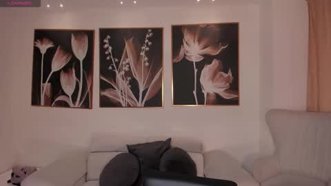 Snapshot of laurentconnor chatting on 11/16/25, 11:43 Lau online show from 11/16/25, 11:43