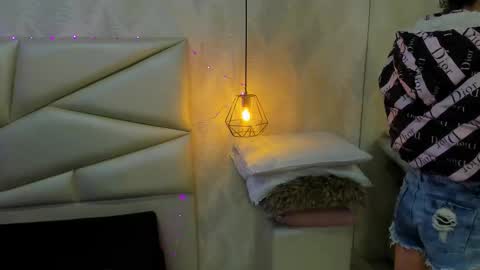 Laurent online show from 12/17/25, 10:32