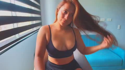 Snapshot of lauri_fit chatting on 11/21/25, 07:12 Lauri online show from 11/21/25, 07:12