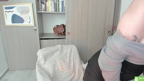 Snapshot of lauryn_chills chatting on 11/24/25, 06:40 Lauryn online show from 11/24/25, 06:40