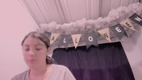 Lauu G online show from 10/21/25, 10:05