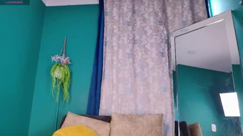 layla_17 online show from 05/05/26, 04:04