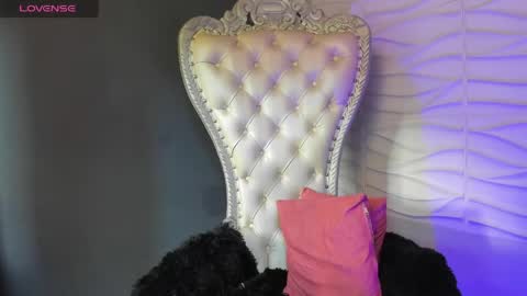 Layla online show from 04/16/26, 09:39