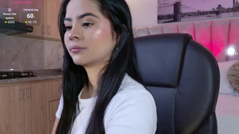 Layla Breezee online show from 04/06/26, 11:11