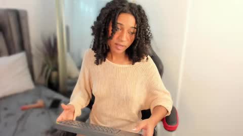 Snapshot of layla_clarke chatting on 02/28/25, 09:47 layla_clarke online show from 02/28/25, 09:47