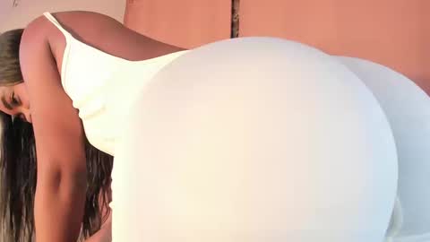 LAYLA online show from 09/24/25, 10:13