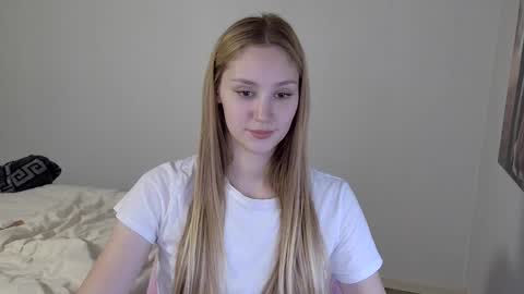 Snapshot of laylla001 chatting on 12/06/24, 11:00 Laylla001 online show from 12/06/24, 11:00