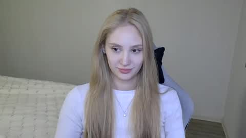 Snapshot of laylla001 chatting on 10/20/25, 12:27 Laylla001 online show from 10/20/25, 12:27