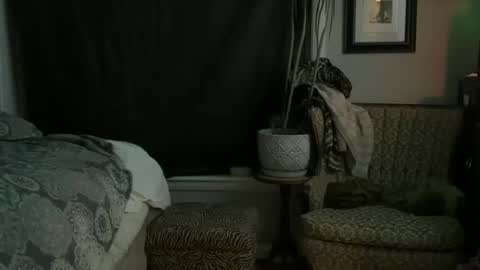 Snapshot of lc3333333 chatting on 10/05/25, 05:28 Milfandgentleman online show from 10/05/25, 05:28